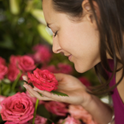 Vrouw ruikt aan geur van rozen
