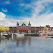 Amsterdam centraal station voorzien van eftelingmuziek