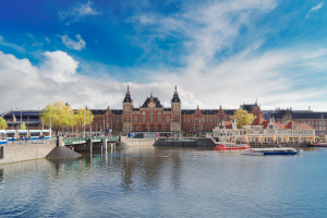 Amsterdam centraal station voorzien van eftelingmuziek