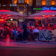 Achtergrondmuziek voor een vol terras