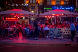 Achtergrondmuziek voor een vol terras