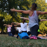 buiten fitness onder begeleiding van muziek