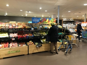 Ouderen doen boodschappen