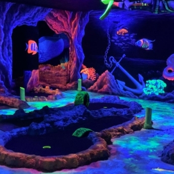Muziek tijdens glowgolf
