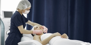 Vrouw geniet van muziek en geur tijdens behandeling bij Health Spa