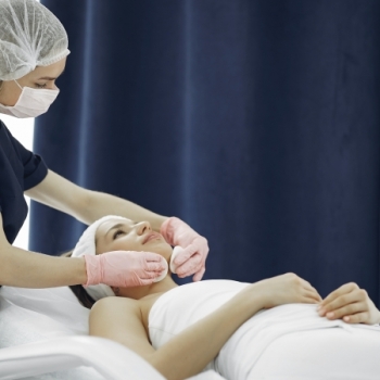 Vrouw geniet van muziek en geur tijdens behandeling bij Health Spa